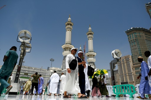 Massive crowds circle Kaaba as hajj begins in Saudi heat