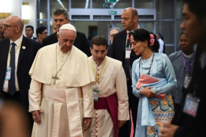 Pope offers refuge to Myanmar's jailed Suu Kyi.jpg
