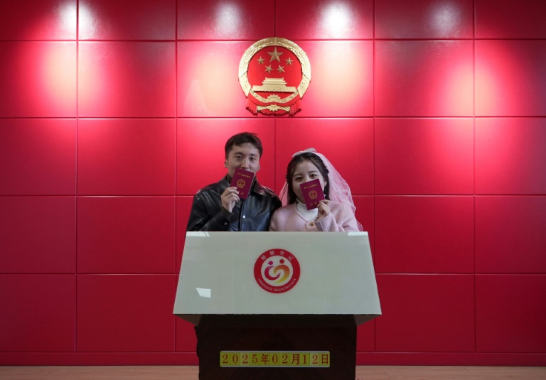 Beijing simplifies marriages to encourage Chinese to wed