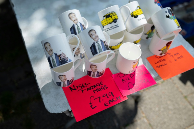 Hard right makes early gains as local polls test UK's main parties