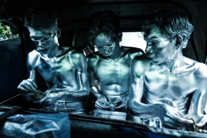 Street performers Keris Munandar (L), his brother Ari Munandar (C), and their neighbour Riyan Ahmad Fazriyansah (R), count their tips on the way home - Yasuyoshi CHIBA (AFP)