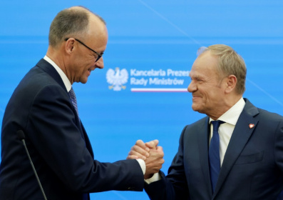 Gereman Chancellor Friedrich Merz and Polish Prime Minister Donald Tusk shake hands at a Warsaw press conference - Wojtek RADWANSKI (AFP)