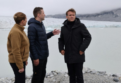 Macron visited a glacier with Greenland's Prime Minister Jens-Frederik Nielsen (C) and Danish Prime Minister Mette Frederiksen - Ludovic MARIN (AFP)