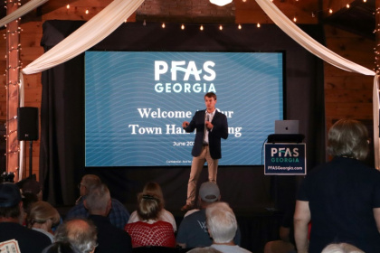 Lawyer Nick Jackson talks to citizens during a townhall event about PFAS in Chatsworth, Georgia - Issam AHMED (AFP)