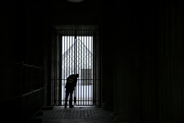 France intensifies hunt for Louvre raiders