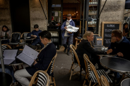 Ali Akbar is the last newspaper hawker in Paris - Guillaume BAPTISTE (AFP)