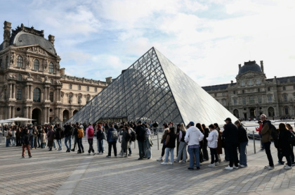 Visitors queue to get in to the Louvre, days after it was robbed in Paris - Thibaud MORITZ (AFP)