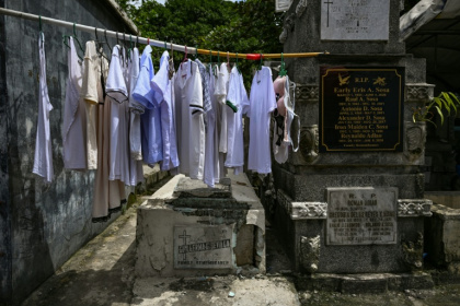 Some Filipinos in Manila have have sought shelter in public graveyards - Jam STA ROSA (AFP)