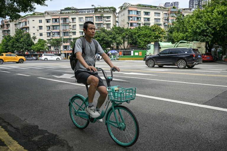 Ex-delivery driver gives voice to China's precarious gig workers