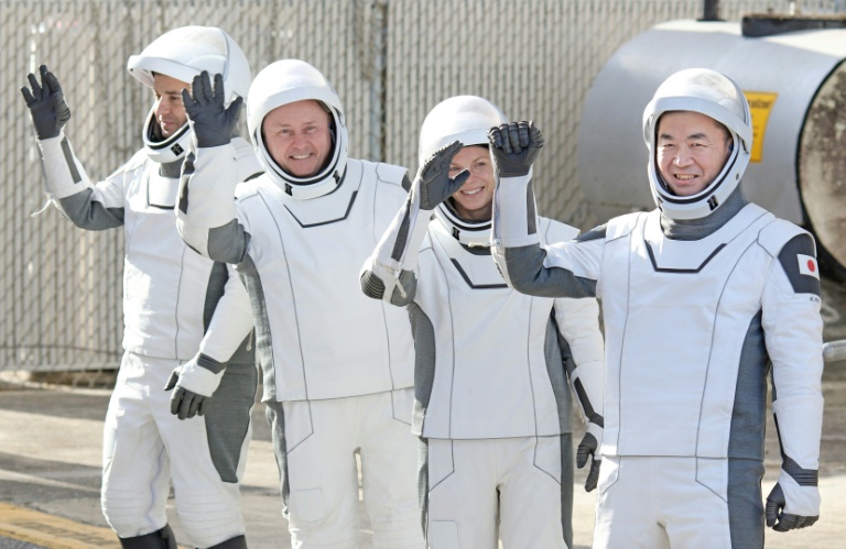 Astronauts leave ISS in first-ever medical evacuation