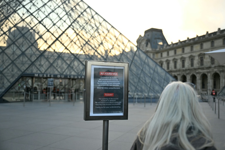 'Angry' Louvre workers' strike shuts out thousands of tourists