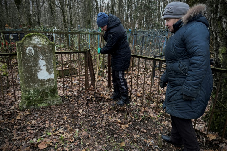 Russian family brings abandoned graves back to life