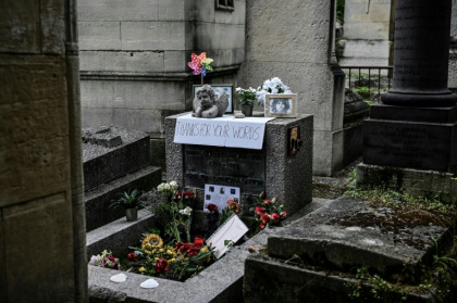 The grave of The Doors singer Jim Morrison has become a shrine to fans - Martin BUREAU (AFP)