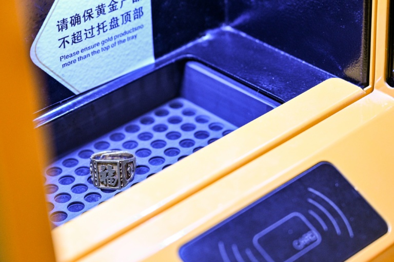 Chinese cash in jewellery at automated gold recyclers as prices soar