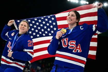 USA's Kendall Coyne (L) and Hilary Knight (R) celebrate after winning Olympic women's ice hockey gold in Milan - JULIEN DE ROSA (AFP)