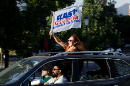 Supporters of Chile's presidential candidate Jose Antonio Kast, of the Partido Republicano party, celebrate following the first results of the presidential runoff election in Santiago - Raul BRAVO (AFP)