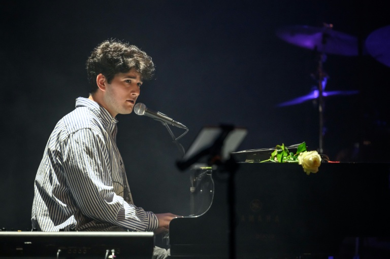 Tears and smiles at tribute concert for Swiss fire victims