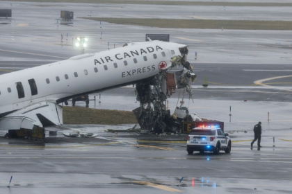 The Air Canada plane collided with a fire truck at LaGuardia Airport in New York - TIMOTHY A. CLARY (AFP)