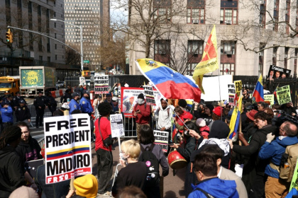 Several backers and opponents of Nicolas Maduro gathered outside the courthouse in New York - CHARLY TRIBALLEAU (AFP)