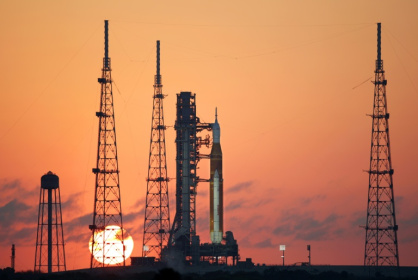 NASA's Artemis II Space Launch System (SLS) rocket and Orion spacecraft at sunrise at Launch Pad 39B at the Kennedy Space Center in Cape Canaveral, Florida - Gregg Newton (AFP)