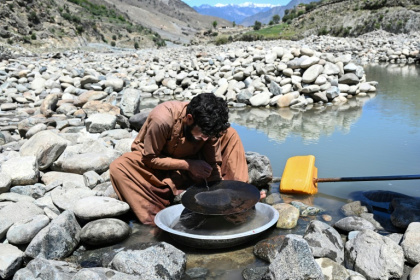 An Afghan man scours for gold using the traditional gold-panning technique allowed by authorities - Wakil KOHSAR (AFP)