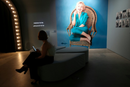 Marilyn Monroe began her showbiz career after leaving a factory job and dying her hair the iconic platinum blonde - VALERIE MACON (AFP)