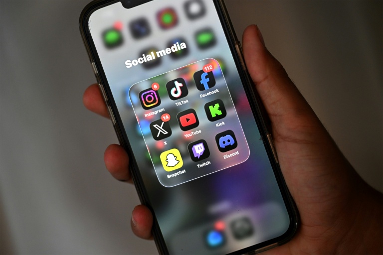 New Zealand moves to ban social media for under-16s