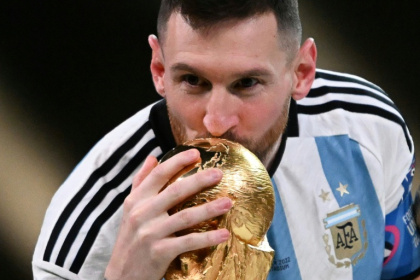 Lionel Messi kisses the World Cup trophy after winning the 2022 final against France in Doha - Kirill KUDRYAVTSEV (AFP)